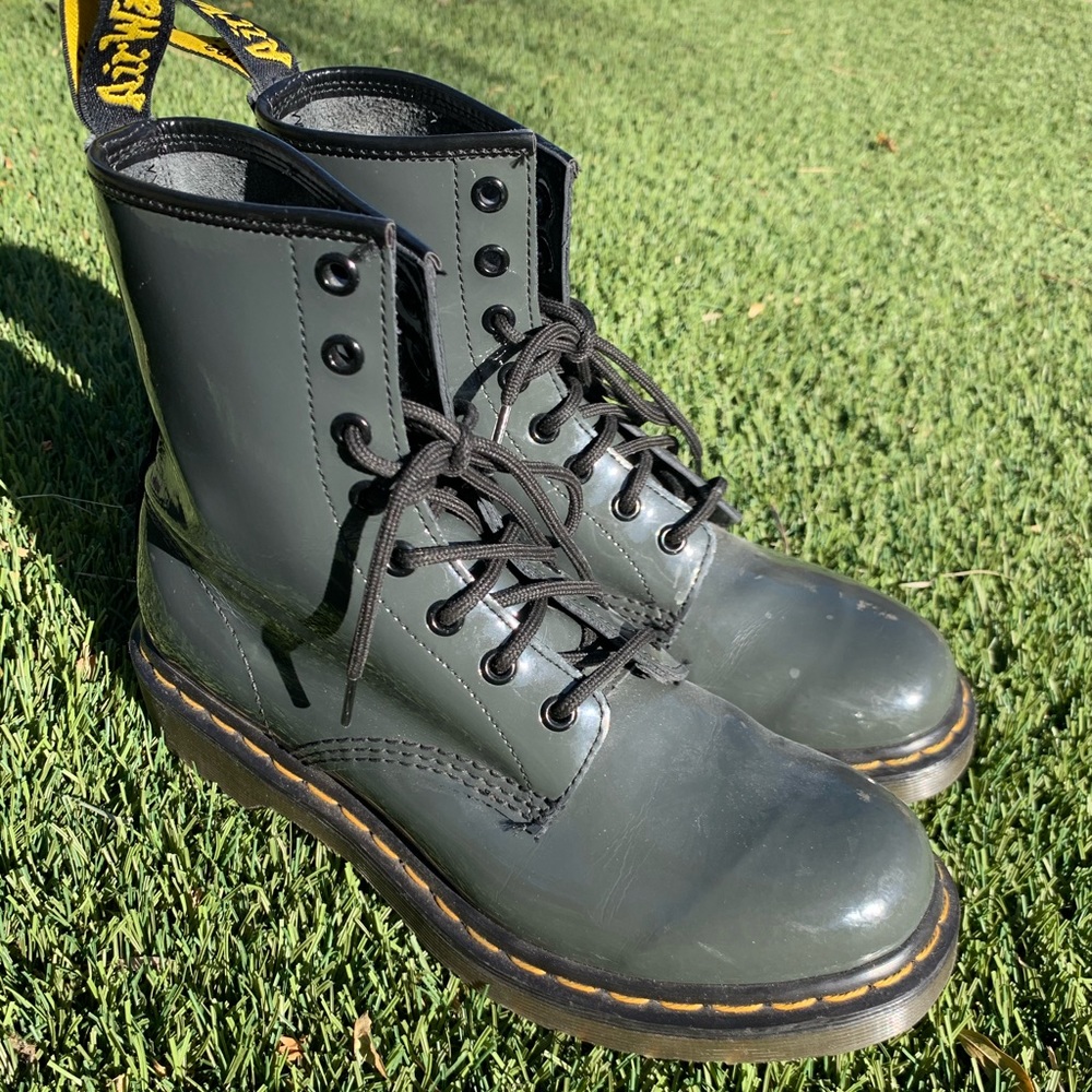 GRAY PATENT LEATHER DR. MARTENS